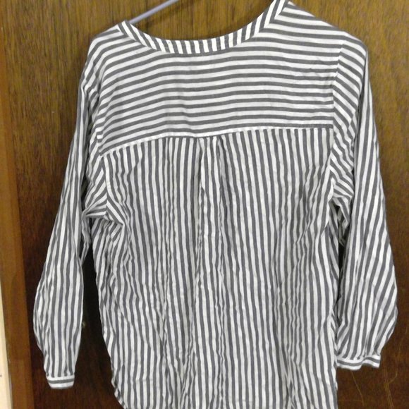 XL Old Navy long sleeve blouse. - Picture 3 of 3
